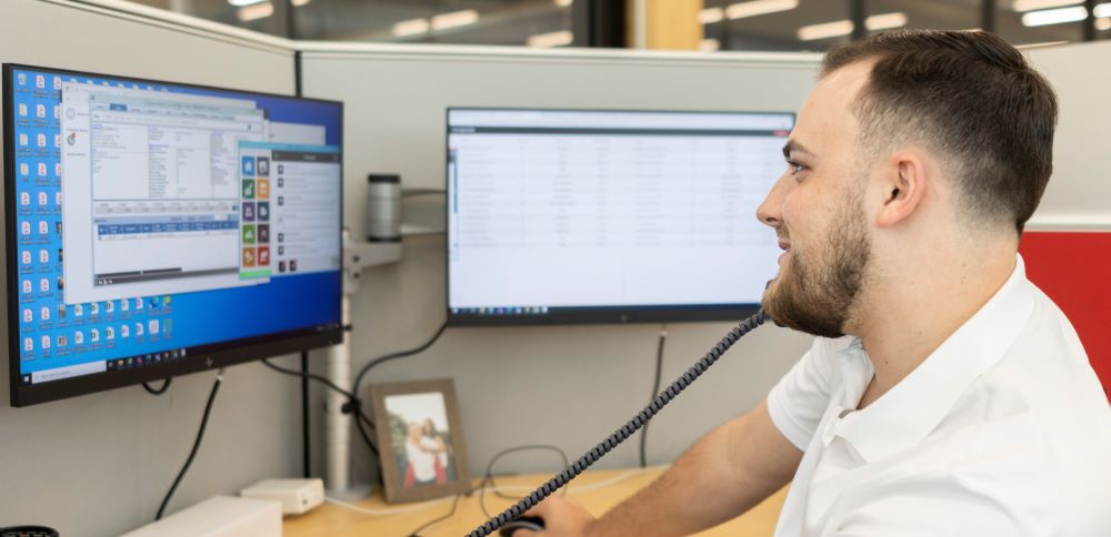 customer service rep on phone in call center